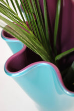 Carica l'immagine nel visualizzatore di Gallery, Vaso fiori in vetro a fazzoletto soffiato a mano bicolore turchese/viola
