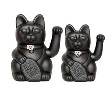 Carica l'immagine nel visualizzatore di Gallery, Gatto portafortuna Maneki Neko h15 Nero "Evita la sfortuna. Attrae la felicità"