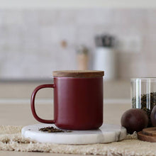 Carica l'immagine nel visualizzatore di Gallery, Mug tazza con infusore e tappo in legno OGO LIVING Juliet Prugna