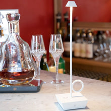 Carica l'immagine nel visualizzatore di Gallery, Lampada led portatile ricaricabile Broggi Bugia bianca