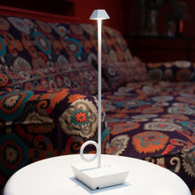 Carica l'immagine nel visualizzatore di Gallery, Lampada led portatile ricaricabile Broggi Bugia bianca