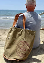 Carica l'immagine nel visualizzatore di Gallery, Borsa da spiaggia retrò RR40 in tela militare riciclata