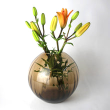 Carica l'immagine nel visualizzatore di Gallery, Vaso in vetro ondulato tondo ambra Ø20