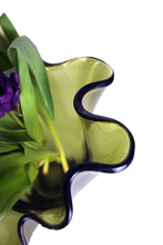 Carica l'immagine nel visualizzatore di Gallery, Vaso fiori in vetro a fazzoletto soffiato a mano Verde