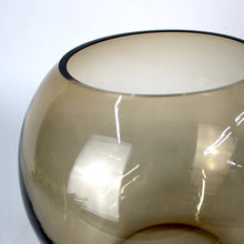 Carica l'immagine nel visualizzatore di Gallery, Vaso in vetro tondo liscio ambra Ø20