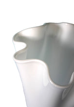 Carica l'immagine nel visualizzatore di Gallery, Vaso in vetro opaco bianco ondulato Vaso in vetro