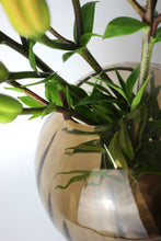 Carica l'immagine nel visualizzatore di Gallery, Vaso in vetro ondulato tondo ambra Ø20