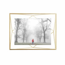 Carica l'immagine nel visualizzatore di Gallery, Cornice portafoto color ottone 10x15 Prisma UMBRA