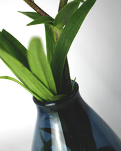 Carica l'immagine nel visualizzatore di Gallery, Vaso in vetro liscio a goccia blu inchiostro h17