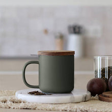 Carica l'immagine nel visualizzatore di Gallery, Mug tazza con infusore e tappo in legno OGO LIVING Juliet Army Green