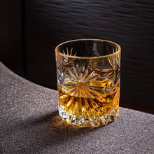 Carica l'immagine nel visualizzatore di Gallery, The Connoisseur's Set - Bicchiere da whisky Soleil Edition R.O.C.K.S.