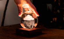 Carica l'immagine nel visualizzatore di Gallery, Lampada ricaricabile cristallo ambrato: Equitazione