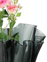 Carica l'immagine nel visualizzatore di Gallery, Vaso fiori in vetro a fazzoletto soffiato a mano Fumè