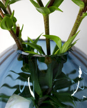 Carica l'immagine nel visualizzatore di Gallery, Vaso in vetro ondulato tondo blu inchiostro Ø20