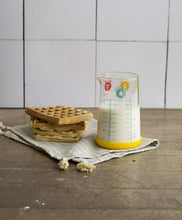 Carica l'immagine nel visualizzatore di Gallery, Caraffa graduata 500ml in vetro Pebbly