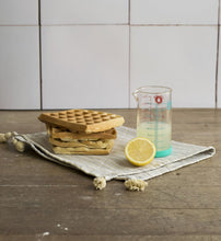 Carica l'immagine nel visualizzatore di Gallery, Caraffa graduata 200ml in vetro Pebbly