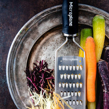 Carica l'immagine nel visualizzatore di Gallery, Grattugia gourmet FINE JULIENNE  MICROPLANE