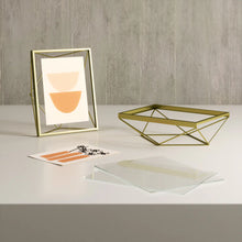 Carica l'immagine nel visualizzatore di Gallery, Cornice portafoto color ottone 10x15 Prisma UMBRA