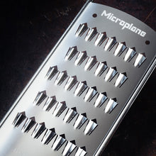 Carica l'immagine nel visualizzatore di Gallery, Grattugia gourmet FINE JULIENNE  MICROPLANE