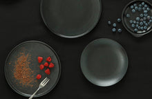 Carica l'immagine nel visualizzatore di Gallery, Piatto fondo Ø25 Caviar Nero Maxwell Williams