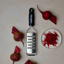 Carica l'immagine nel visualizzatore di Gallery, Grattugia gourmet FINE JULIENNE  MICROPLANE