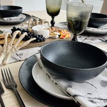 Carica l'immagine nel visualizzatore di Gallery, Piatto fondo Ø25 Caviar Nero Maxwell Williams