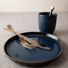 Carica l'immagine nel visualizzatore di Gallery, Piatto piano Ø18 Sapphire Blue DUTCH ROSE