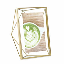 Carica l'immagine nel visualizzatore di Gallery, Cornice portafoto color ottone 10x15 Prisma UMBRA