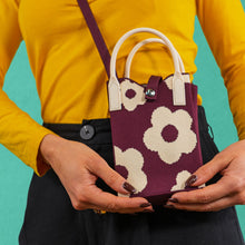 Carica l'immagine nel visualizzatore di Gallery, Borsetta portacellulare lavorazione a maglia decoro FIORI