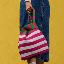 Carica l'immagine nel visualizzatore di Gallery, Borsa a nodo con lavorazione a maglia decoro Righe Orizzontali