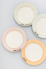 Carica l'immagine nel visualizzatore di Gallery, Set 4 piatti piani Ø26 Yvonne Ellen Slogan