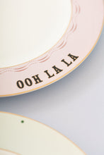 Carica l'immagine nel visualizzatore di Gallery, Set 4 piatti piani Ø26 Yvonne Ellen Slogan