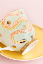 Carica l'immagine nel visualizzatore di Gallery, Tazza da tè con piattino Yvonne Ellen Snakey