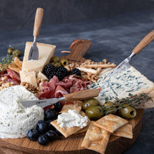 Carica l'immagine nel visualizzatore di Gallery, Kit formaggio Friends coltelli e tagliere tondo in quercia Boska