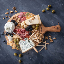 Carica l'immagine nel visualizzatore di Gallery, Kit formaggio Friends coltelli e tagliere tondo in quercia Boska