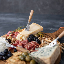 Carica l'immagine nel visualizzatore di Gallery, Kit formaggio Friends coltelli e tagliere tondo in quercia Boska