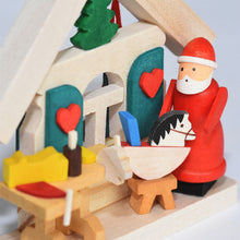 Carica l'immagine nel visualizzatore di Gallery, Decorazione in legno Babbo Natale con casetta Graupner Holzminiaturen - Prezzo Outlet