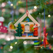 Carica l'immagine nel visualizzatore di Gallery, Decorazione in legno Babbo Natale con casetta Graupner Holzminiaturen - Prezzo Outlet