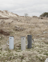 Carica l'immagine nel visualizzatore di Gallery, Caraffa termoisolata Stelton EM77 Light Grey