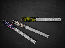 Carica l'immagine nel visualizzatore di Gallery, Microplane Premium Zester/Grattugia - Funky Limited Edition Maculata