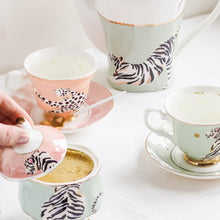 Carica l'immagine nel visualizzatore di Gallery, Tazza da tè con piattino Yvonne Ellen Safari Cheetah