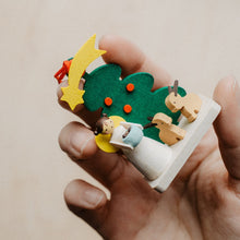 Carica l'immagine nel visualizzatore di Gallery, Decorazione in legno Angelo con albero di Natale Graupner Holzminiaturen - Prezzo Outlet