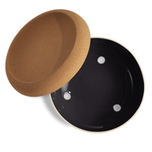 Carica l'immagine nel visualizzatore di Gallery, Fruttiera ceramica e sughero Emile Henry Noir truffe