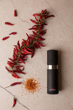 Carica l'immagine nel visualizzatore di Gallery, Microplane Gourmet Chili Set macinaspezie e chili in confezione regalo