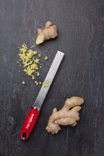 Carica l'immagine nel visualizzatore di Gallery, Microplane Premium Zester/Grattugia - Rossa