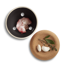 Carica l'immagine nel visualizzatore di Gallery, Barattolo conserva aglio ceramica e sughero Emile Henry Noir Truffe