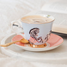 Carica l'immagine nel visualizzatore di Gallery, Tazza da tè con piattino Yvonne Ellen Carnival Zebras