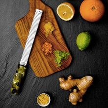 Carica l'immagine nel visualizzatore di Gallery, Microplane Premium Zester/Grattugia - Funky Limited Edition Camouflage