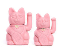 Carica l&#39;immagine nel visualizzatore di Gallery, Gatto portafortuna Maneki Neko h15 Rosa &quot;Vero Amore&quot;
