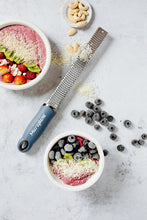 Carica l&#39;immagine nel visualizzatore di Gallery, Grattugia  Premium Denim Blue Zester MICROPLANE

